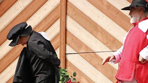 Fabio Pfennig mit Bruno Eckert in einer Szene des Spiels.