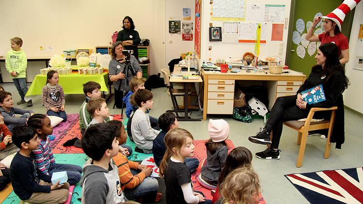 Gespannt lauschten die Kinder den von den Eltern vorgelesenen Geschichten. Richard Sänger