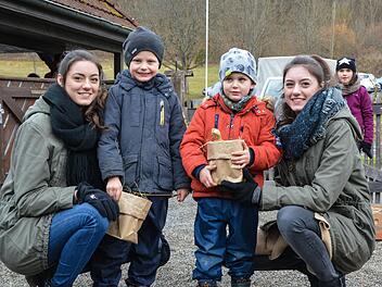 Leon Bergmann (2. v. l.) und Noah Bergmann (2. v. r.) aus M&uuml;nnerstadt freuten sich, dass der Osterhase auch f&uuml;r sie im Wildpark ein Nest zurecht gemacht hatte. Lena Werner (links) und Julia Werner (rechts) unterst&uuml;tzten ihn dabei.Bj&ouml;rn Hein