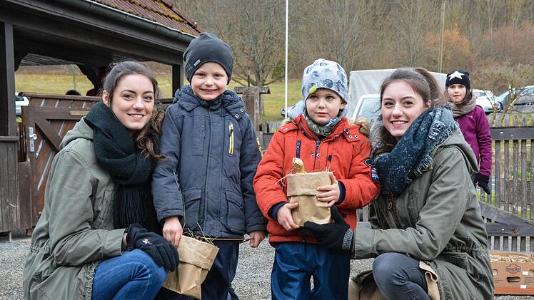 Leon Bergmann (2. v. l.) und Noah Bergmann (2. v. r.) aus M&uuml;nnerstadt freuten sich, dass der Osterhase auch f&uuml;r sie im Wildpark ein Nest zurecht gemacht hatte. Lena Werner (links) und Julia Werner (rechts) unterst&uuml;tzten ihn dabei.Bj&ouml;rn Hein