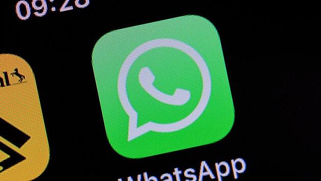 Damit WhatsApp und Snapchat funktionieren, laden Nutzer ihre Adressbücher hoch. Nach der Datenschutz-Grundverordnung bräuchte man dafür aber die Zustimmung jeder einzelnen Person. Symbolfoto: Rolf Vennenbernd/dpa