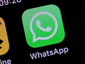 Damit WhatsApp und Snapchat funktionieren, laden Nutzer ihre Adressbücher hoch. Nach der Datenschutz-Grundverordnung bräuchte man dafür aber die Zustimmung jeder einzelnen Person. Symbolfoto: Rolf Vennenbernd/dpa
