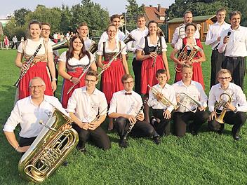 Die Gro&szlig;familie Neubauer aus Windheim ist der Musikverein "B&uuml;ddl Express" e.V., der am Sonntag auf der Seeb&uuml;hne in Kronach zum Konzert aufspielt. Foto: privat