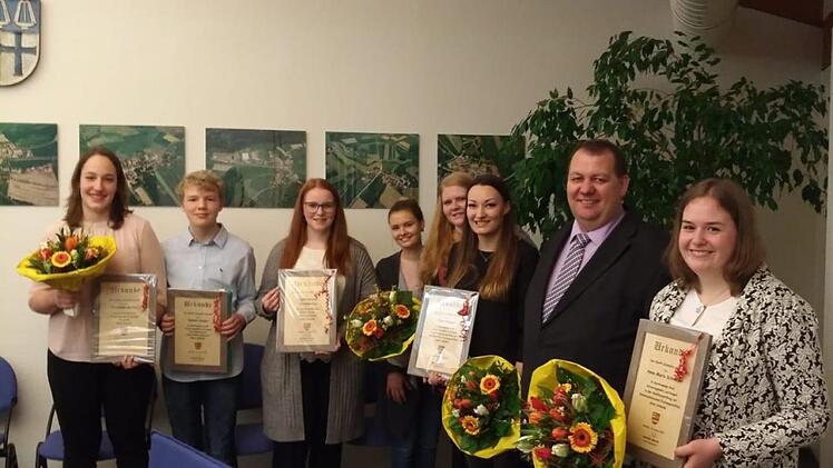 Bürgermeister Bernold Martin (2 . von rechts) mit den Geehrten (von links): Franziska Gerlach, Yannik Karges,  Jugendgruppe Schönderling (Marie Müller, Selina Wolf, Anna-Lena Müller), Paula Platzer und Anna-Maria Schneider. Oswald Türbl