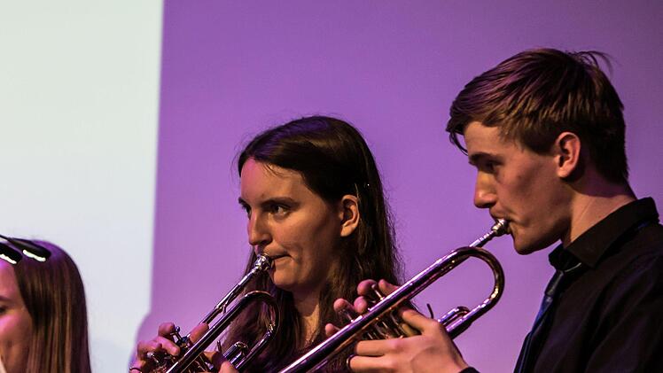 Kurzweiliges Programm auf hohem Niveau: Die Bigband der Hochschule Coburg unter Leitung von Ralf Probst sowie junge Gesangstalente aus der Region beeindruckten zahlreiche Zuhörer im Kongresshaus Rosengarten.Foto: Jochen Berger
