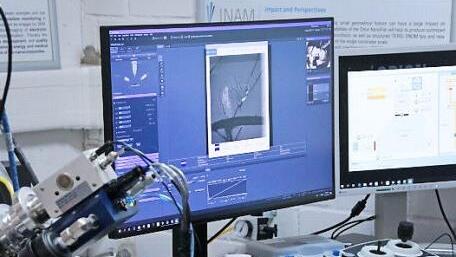 Dank Nanotechnik werden kleinste Partikel auf dem Monitor sichtbar.