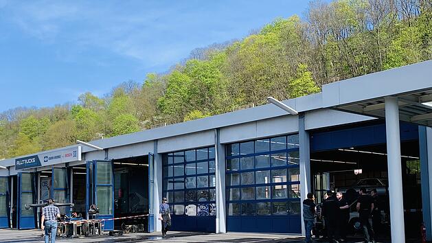 Feuer in Autohaus ausgebrochen