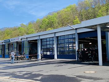 Feuer in Autohaus ausgebrochen