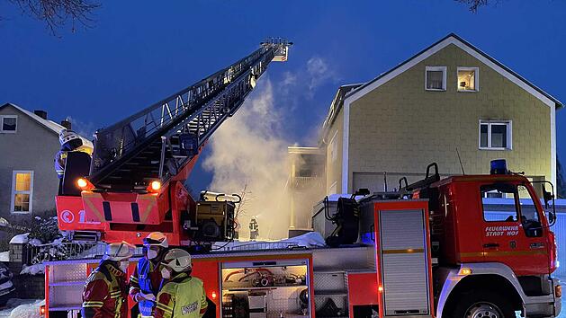 Ausgedehnter Zimmerbrand: Feuerwehr rettet sieben Personen