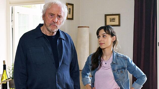 Die 24-j&auml;hrige Sofia (Senita Huskić) wird engagiert, um dem emeritierten Philosophie-Professor Georg Trapp (G&uuml;nther Maria Halmer) ein wenig im Haushalt zu helfen. Der wird bald 80 und ist der klassische Eigenbr&ouml;tler. Im Film "Trapps Sommer" &auml;ndert sich das Leben des alten Grantlers jedoch noch einmal - auf unerwartete Weise.