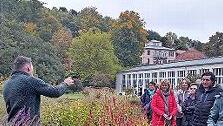 Michael Jakob hatte etwas Besonderes für die Teilnehmer einer botanischen Führung parat.
