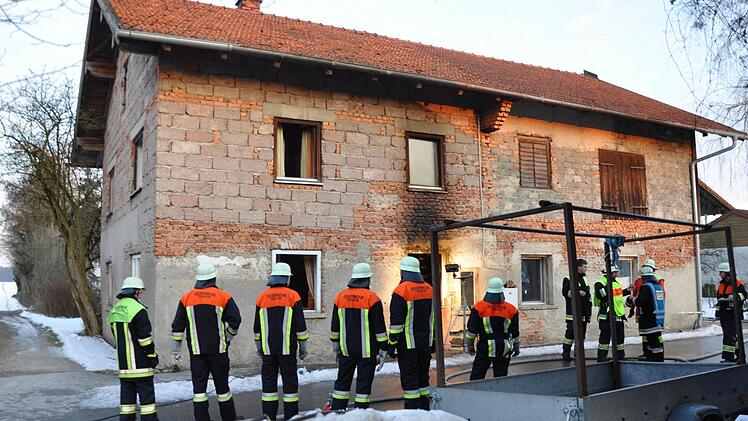 Die Feuerwehr am Einsatzort in Gramsham am 21. Februar 2012. Foto: Christine Limner