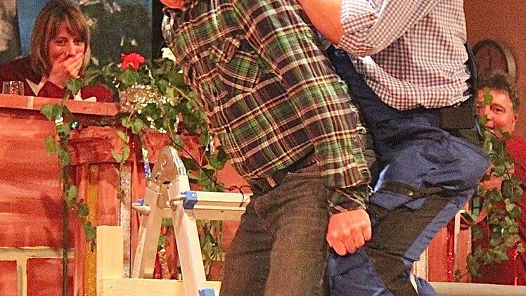 Was die Baumaschinen leisten, das schaffen die närrischen Bauarbeiter "Crazy Boys" mit Menschenkraft: so zum Beispiel das Plätten von Schotter.