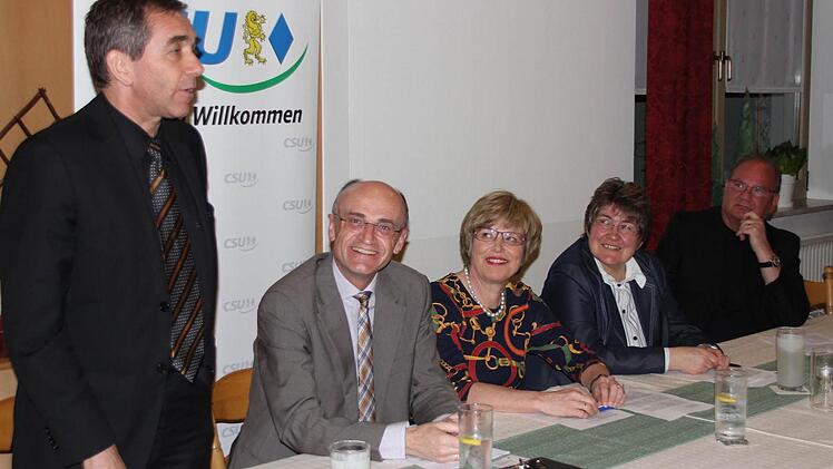 Otto Kirchner stellte seine Pläne vor. Wilhelm Schneider, Barbara Baumbach, Gabi Rögner und Michael Mühlenbrock (von links) hörten zu.