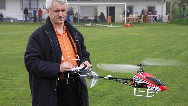 Ulli Schechtel aus Forchheim lässt seinen Hubschrauber kreisen.