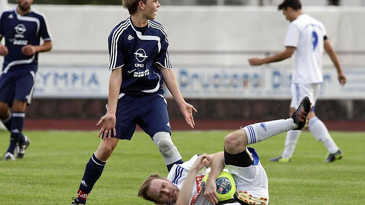 Der Eberner Simon Leistner kann den Pfiff nicht verstehen nach seinem Foul am Hirschaider Benjamin Herzog Hirschaid. Foto: sportpress