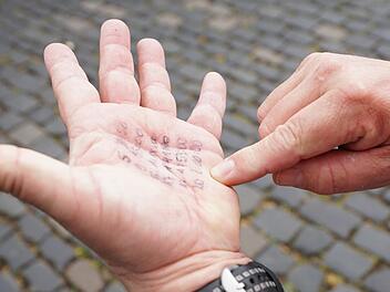 Peter Frankenstein hat sich die gewünschten Zwischenzeiten auf die Handfläche notiert. Foto: Sarah Dann