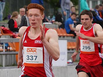 Nick Przeliorz vom TSV Münnerstadt auf dem Weg zur Bestzeit über 100 Meter. Hinten Felix Hockgeiger vom TV DJK Hammelburg.   Fotos: Reinhold Nürnberger (25)