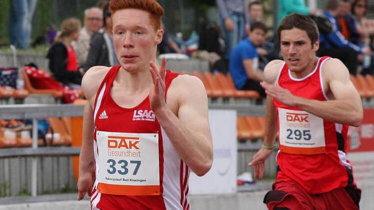 Nick Przeliorz vom TSV Münnerstadt auf dem Weg zur Bestzeit über 100 Meter. Hinten Felix Hockgeiger vom TV DJK Hammelburg.   Fotos: Reinhold Nürnberger (25)
