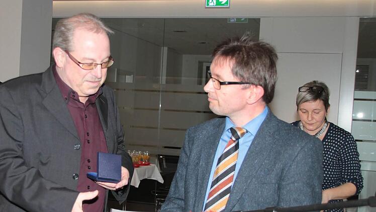 Frank Gorille (links) erhält Urkunde und Medaille von BR-Redaktionsleiter Alexander Müller.  Foto: Katrin Geyer
