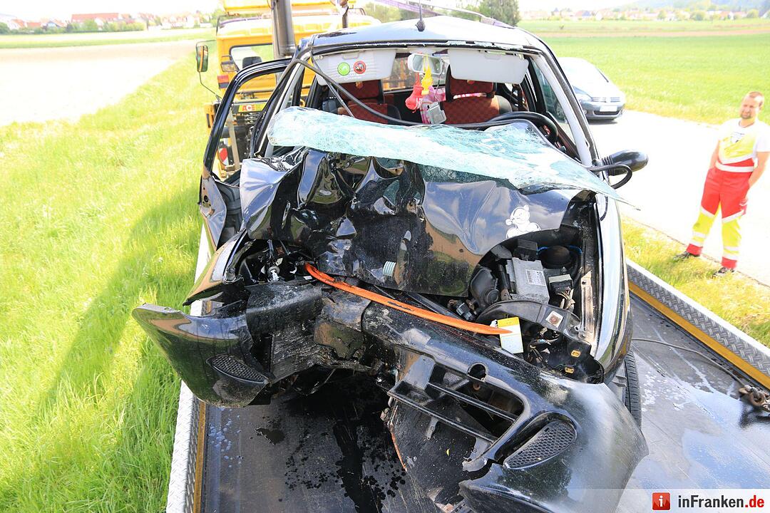 Gegen Baum geprallt: Junge Frau bei Michelau schwer verletzt
