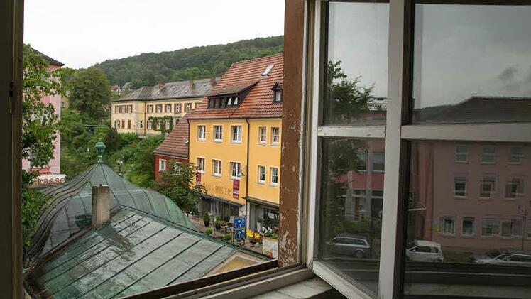 Abgewetzte Teppiche, heruntergekommene Zimmer: Das ehemalige Hotel "Post" in der Ludwigstraße steht seit vielen Jahren leer. Foto: Jürgen Hüfner