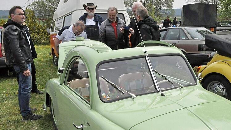 Von diesem "Champion 400H laufen in Deutschland laut dessen Besitzer Wolfgang Kröger (links im Bild) nur noch zwei Exemplare. Nur knapp 2000 solcher Autos sind von 1953 bis 1957 gebaut worden.