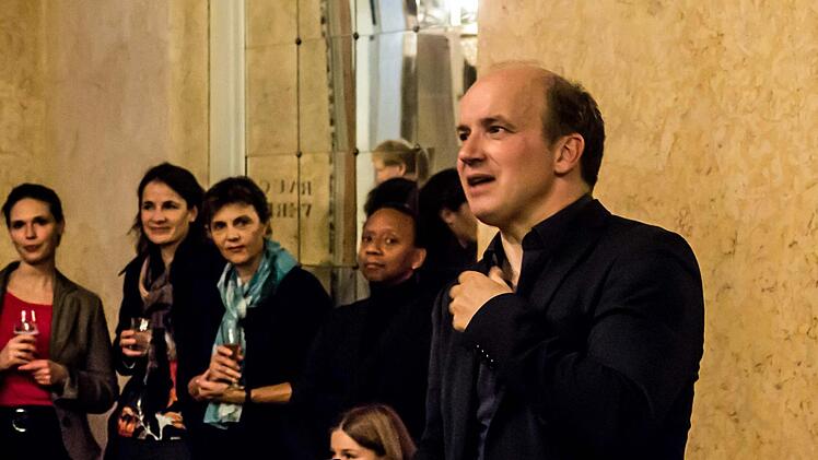 Als Mitglied des vierköpfigen Direktorium hielt Coburgs Generalmusikdirekotr Roland Kluttig die Premieren-Ansprache nach der Aufführung von Puccinis "Tosca" am Landestheater.Foto: Jochen Berger