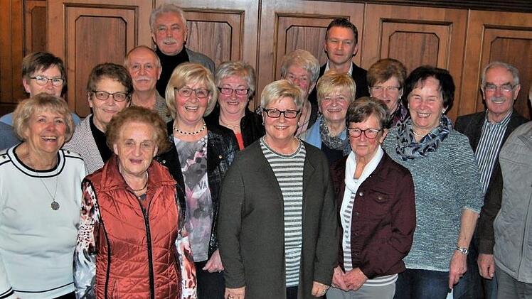 Damen und fünf Herren dankte der TSV-Vorstand für 40-jährige Vereinstreue Sigismund von Dobschütz