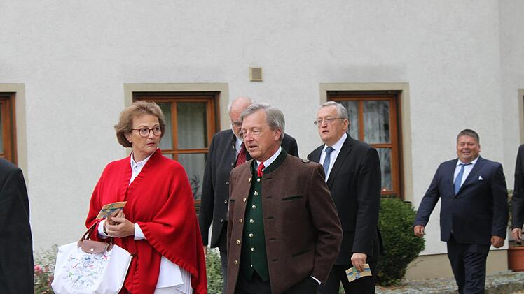 Monika und Christoph Schenk von Stauffenberg, Günter Dippold und Johannes Harrer hatten ebenfalls den Gottesdienst besucht. Foto: Carmen Schwind