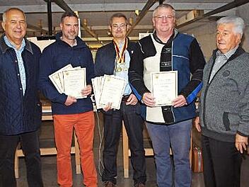 Schützenmeister Erwin Kalb (links) und Sportreferent Winfried Weinbeer (rechts) gratulierten Christian Thiel (Mitte) zur Meisterschaft, Lothar Leepa (Zweiter von rechts) zum vierten und Frank Fischer (Zweiter von links) zum fünften Platz bei der deutschen Meisterschaft des Bund Deutscher Sportschützen. Auf dem Bild fehlt der drittplazierte Matthias Heft. Foto: Alfred Thieret