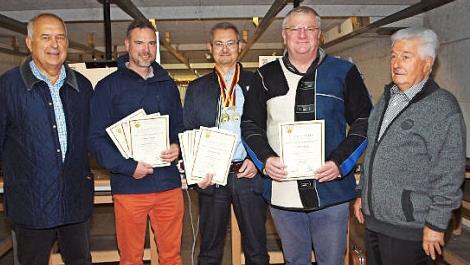 Schützenmeister Erwin Kalb (links) und Sportreferent Winfried Weinbeer (rechts) gratulierten Christian Thiel (Mitte) zur Meisterschaft, Lothar Leepa (Zweiter von rechts) zum vierten und Frank Fischer (Zweiter von links) zum fünften Platz bei der deutschen Meisterschaft des Bund Deutscher Sportschützen. Auf dem Bild fehlt der drittplazierte Matthias Heft. Foto: Alfred Thieret