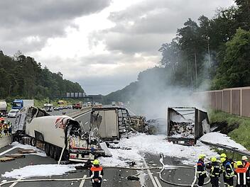 Feuer und Rauch auf der A3: Nach einem Unfall am Donnerstag ist die A3 komplett gesperrt. Foto: News5/Merzbach