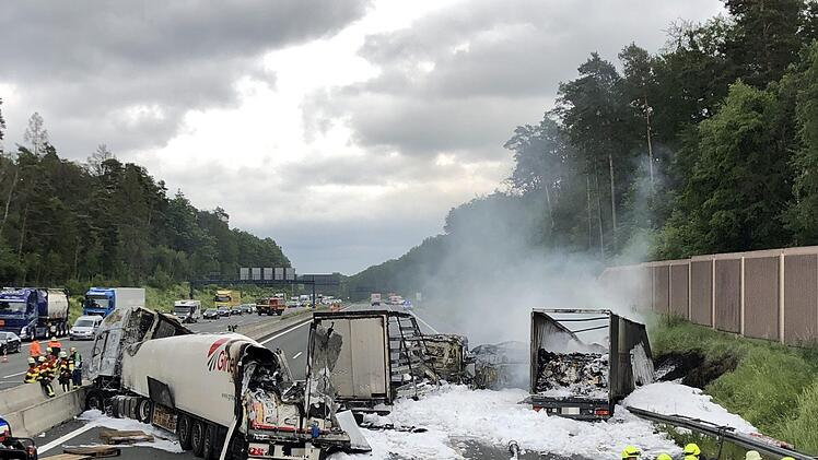 Feuer und Rauch auf der A3: Nach einem Unfall am Donnerstag ist die A3 komplett gesperrt. Foto: News5/Merzbach