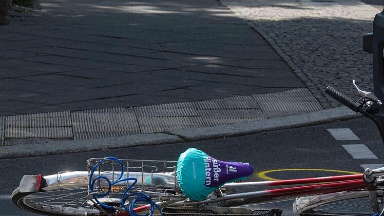 Am Freitag ist ein 13-J&auml;hriger mit dem Fahrrad verungl&uuml;ckt. Symbolfoto: Paul Zinken/dpa