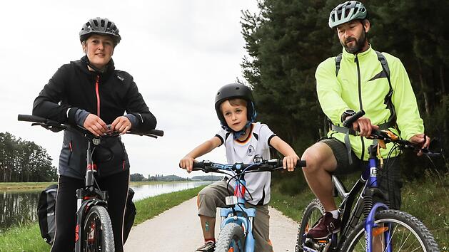 Sie wollten  im Urlaub "mal was anderes machen", deshalb radelten  Kathrin, Corvin und Kay Palik   136 Kilometer in zwei Tagesetappen  von Langenzenn  im Landkreis   F&uuml;rth  bis zur Oma nach Sonneberg. Foto: Barbara Herbst