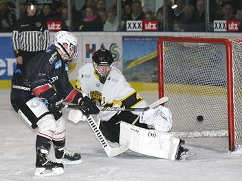 Großchance für Haßfurts Michael Stach, der einen Penalty zugesprochen bekommt. Der Puck geht letztlich knapp am Bayreuther Gehäuse vorbei, so dass Torwart Sebastian Dünkel nicht mehr einzugreifen braucht. Foto: Ralf Naumann