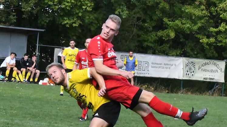 Alexander Müller (rechts) vom FV Rannungen hat zum Kopfball angesetzt und schaut auf dem Rücken seines Gegenspielers  Sebastian Gah vom FC Thulba dem Ball hinterher. Foto: Hopf