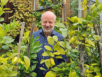 Im Garten von Hans-Josef Fell in Hammelburg scheinen die Krisen dieser Welt weit weg. Aber natürlich steckt der ehemalige Bundestagsabgeordnete als Experte für erneuerbare Energien mittendrin im Geschehen. Uns hat er erklärt, warum die Merkel-Regi...