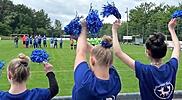 Die Cheerleader-Gruppe der Katharinen-Schule feuerte die Fu&szlig;ballerinnen und Fu&szlig;baller kr&auml;ftig an.