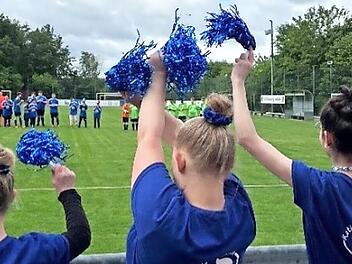 Die Cheerleader-Gruppe der Katharinen-Schule feuerte die Fu&szlig;ballerinnen und Fu&szlig;baller kr&auml;ftig an.