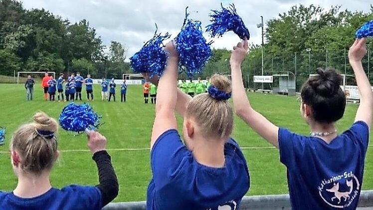 Die Cheerleader-Gruppe der Katharinen-Schule feuerte die Fu&szlig;ballerinnen und Fu&szlig;baller kr&auml;ftig an.