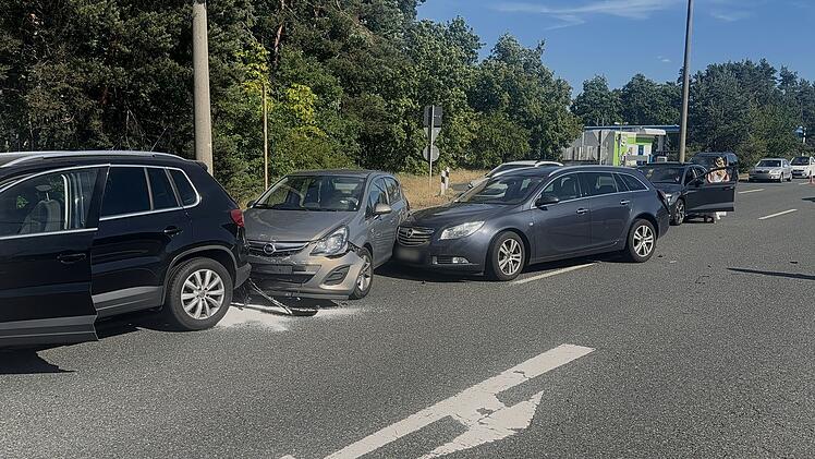 N&uuml;rnberg: Rettungswagen verursacht Karambolage - drei Verletzte