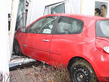 In die Werkstatt  des Optikergeschäfts  ist dieser Renault  am Donnerstag gekracht.