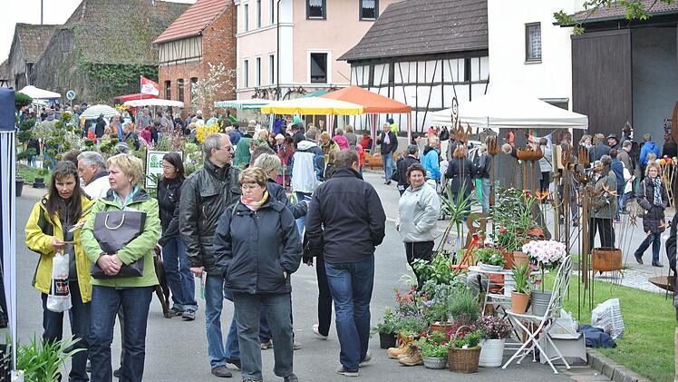 Malerisch sahen die Straßen mit den bunten Ständen in Rügheim aus.