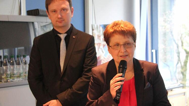 Zur offiziellen Fertigstellung des neuen Traktes hielten Schulleiterin Monika Hild und ihr Stellvertreter Marks Popp eine Freudenrede. Foto: Sonja Adam