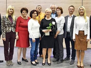 Christine Schmidt, Bathiyar Yalcin, Reinhard Fröba, Werner Oßmann, Iris Doppel und Reinhard Weber halten Dr. Schneider seit 40 Jahren die Treue. Marita Oßmann (Mitte) blickt sogar auf 45 Jahre Betriebstreue zurück. Für diese Verbundenheit bedankten sich Parag Shah, Sylvia Schmidt (v. l.) sowie Wilhelm Wirth und Annette Schneider (v. r.). Foto: privat