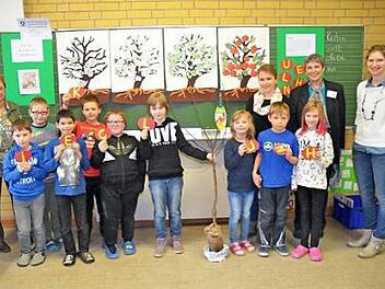 Alles dreht sich um den "Apfelbaum". Die Klasse DFK 1a/2 an der Pestalozzischule hatte Spaß beim Lernprogramm "Erlebnis Bauernhof". Hinten von links Schulleiterin Irene Müller, Klassenlehrerin Isabella Marr, Bernadette Schilling und Katharina Frank Foto: K.- H. Hofmann