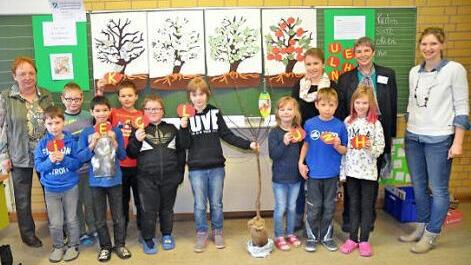 Alles dreht sich um den "Apfelbaum". Die Klasse DFK 1a/2 an der Pestalozzischule hatte Spaß beim Lernprogramm "Erlebnis Bauernhof". Hinten von links Schulleiterin Irene Müller, Klassenlehrerin Isabella Marr, Bernadette Schilling und Katharina Frank Foto: K.- H. Hofmann