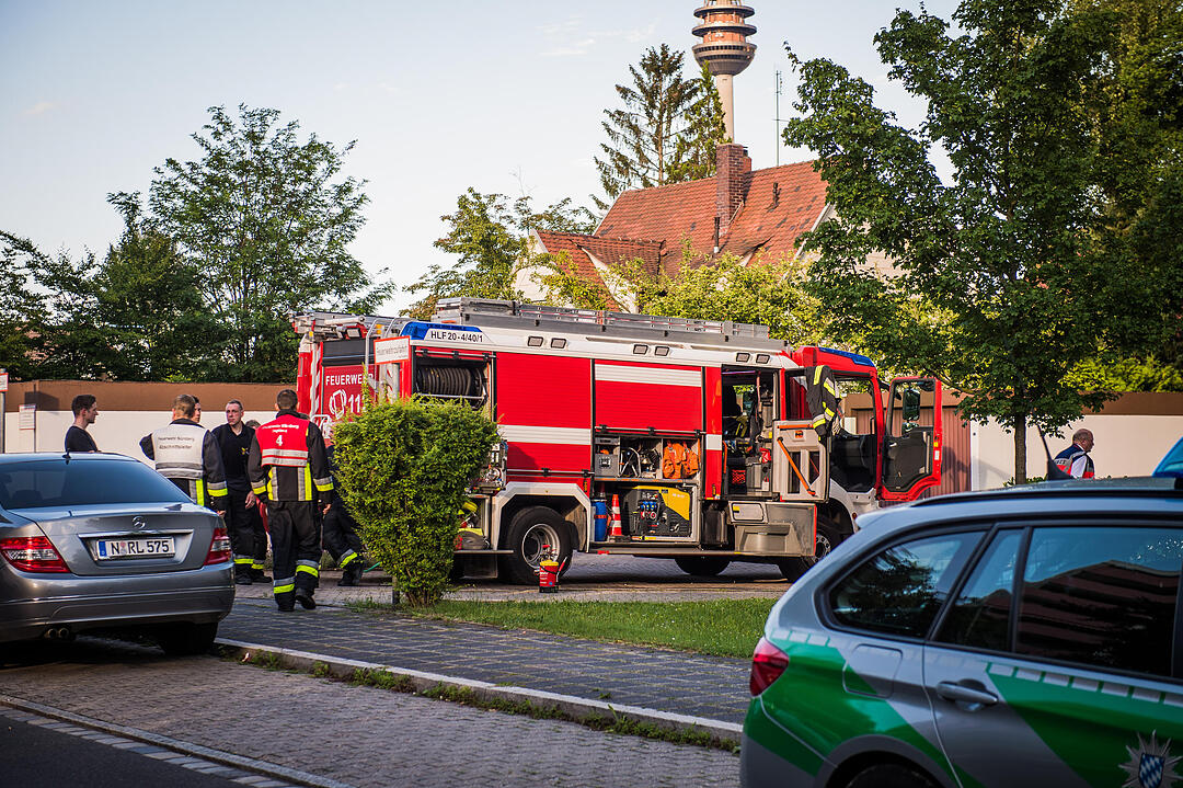Einsatzkräfte haben in Nürnberg bei Löscharbeiten einen schrecklichen Fund gemacht: Im Schlafzimmer einer Wohnung in Neuröthenbach fanden sie eine verkohlte Leiche.